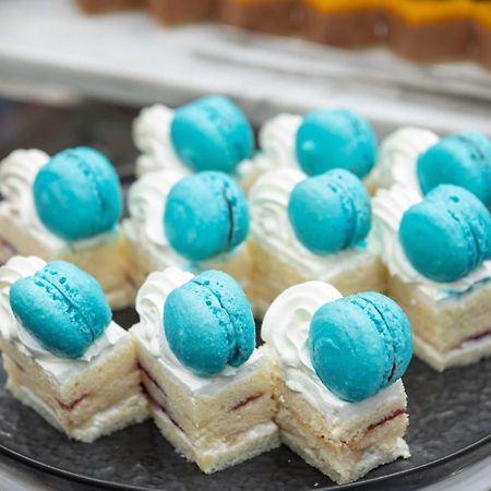 Radisson Blu Hotel, Jeddah Corniche מראה חיצוני תמונה Macarons on top of a cake