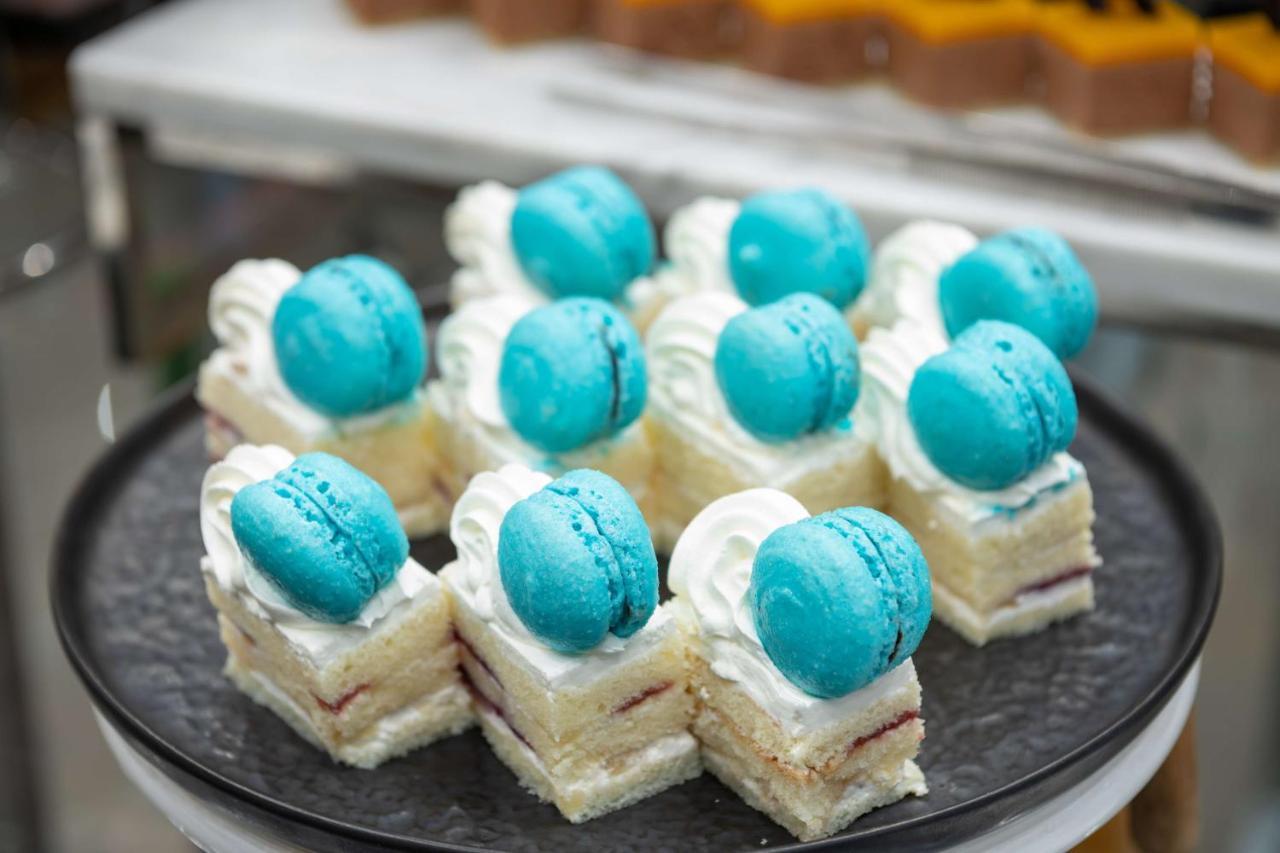 Radisson Blu Hotel, Jeddah Corniche מראה חיצוני תמונה Macarons on top of a cake