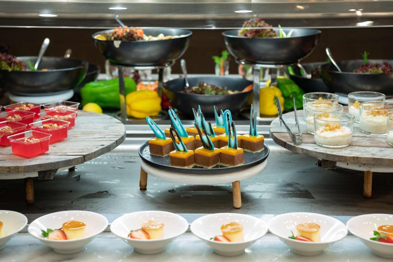 Radisson Blu Hotel, Jeddah Corniche מראה חיצוני תמונה A buffet