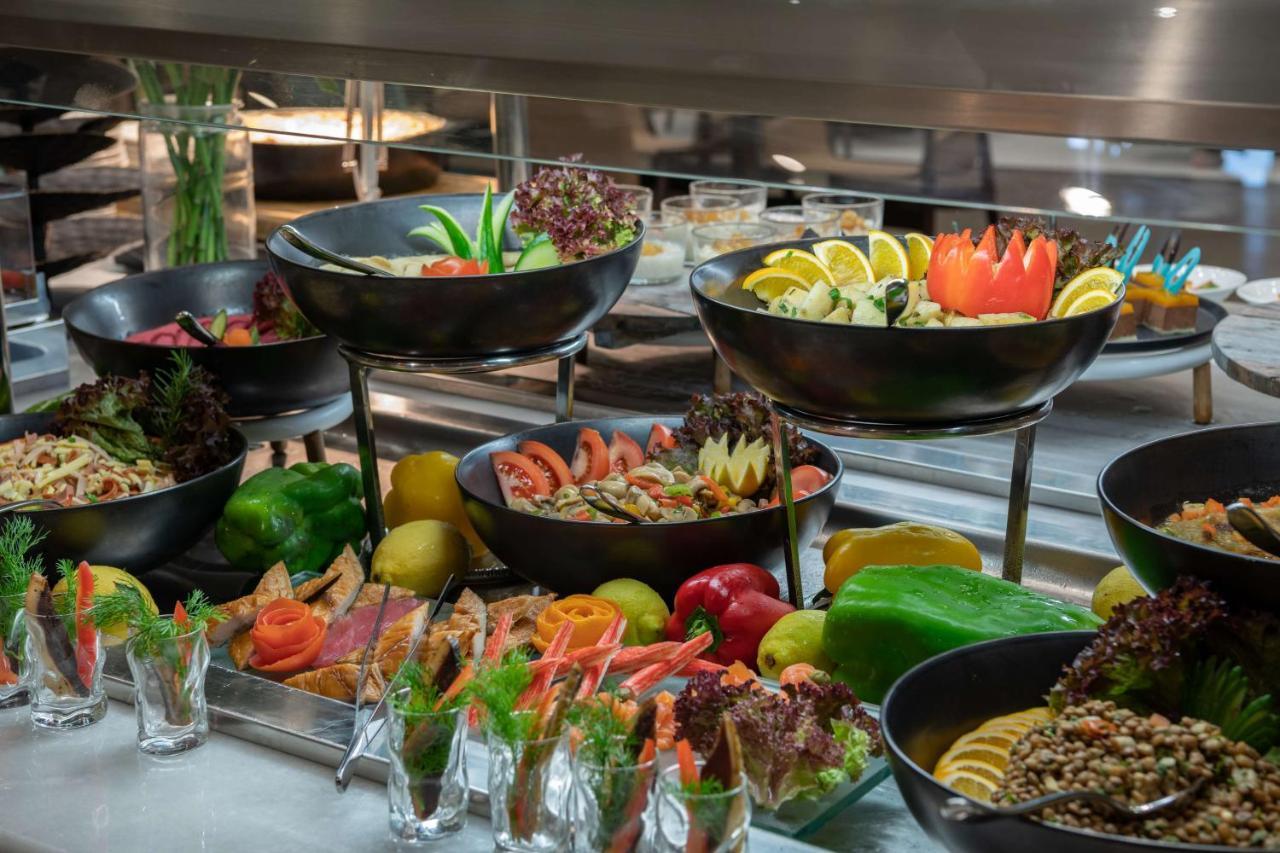 Radisson Blu Hotel, Jeddah Corniche מראה חיצוני תמונה A salad bar