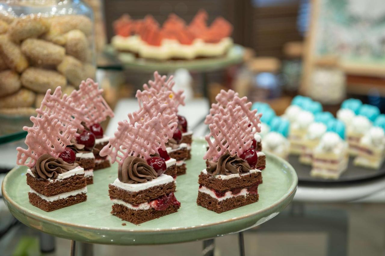 Radisson Blu Hotel, Jeddah Corniche מראה חיצוני תמונה Chocolate cakes