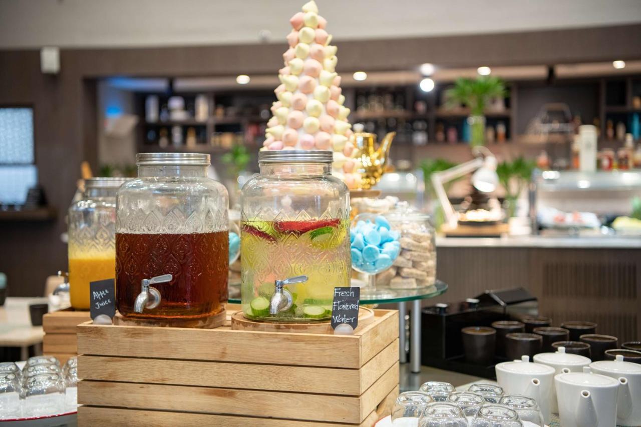 Radisson Blu Hotel, Jeddah Corniche מראה חיצוני תמונה A selection of drinks at a buffet