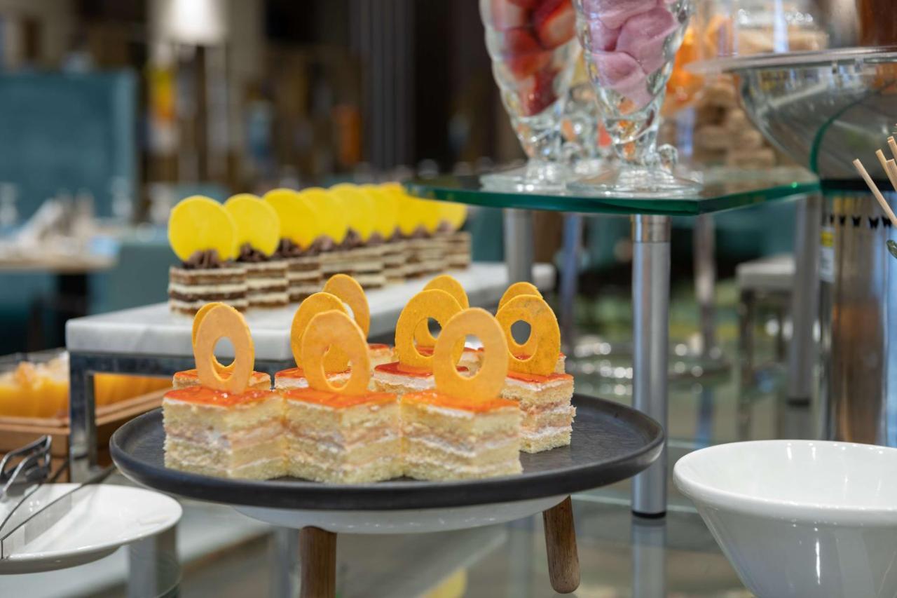 Radisson Blu Hotel, Jeddah Corniche מראה חיצוני תמונה A dessert buffet
