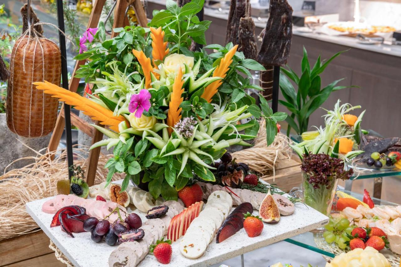 Radisson Blu Hotel, Jeddah Corniche מראה חיצוני תמונה A selection of Thai fruit