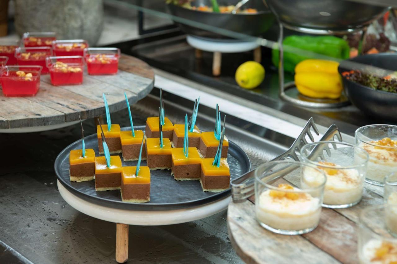Radisson Blu Hotel, Jeddah Corniche מראה חיצוני תמונה A selection of desserts
