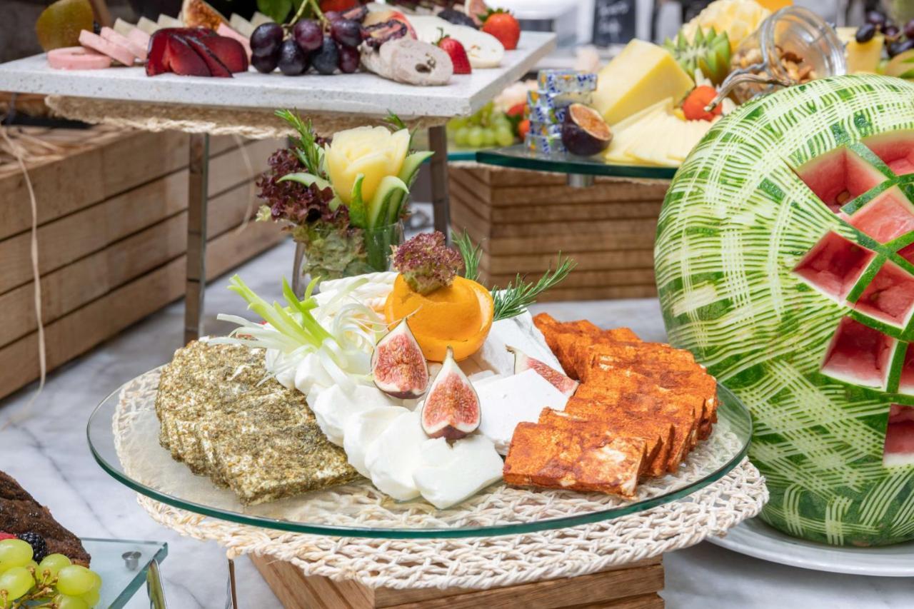 Radisson Blu Hotel, Jeddah Corniche מראה חיצוני תמונה A selection of cheeses