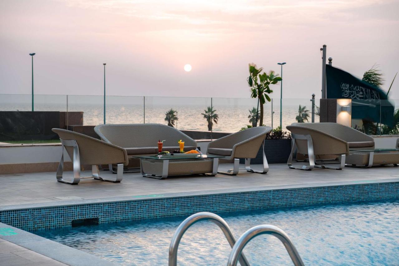 Radisson Blu Hotel, Jeddah Corniche מראה חיצוני תמונה The swimming pool at the hotel