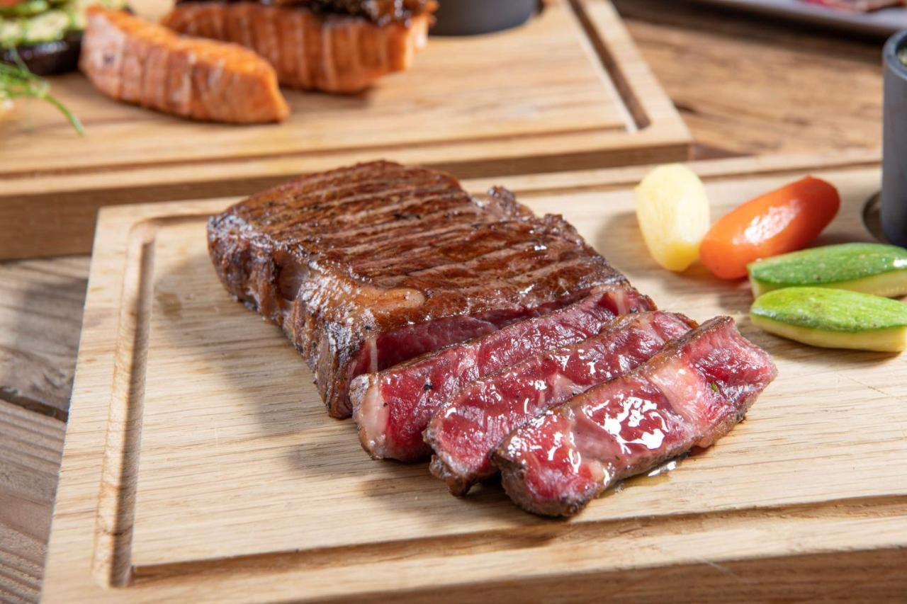 Radisson Blu Hotel, Jeddah Corniche מראה חיצוני תמונה A grilled strip steak