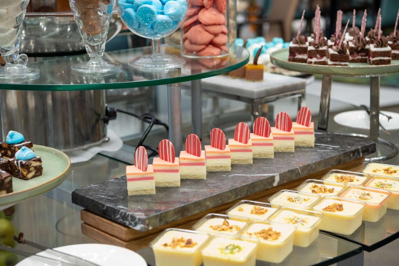Radisson Blu Hotel, Jeddah Corniche מראה חיצוני תמונה A selection of petit fours