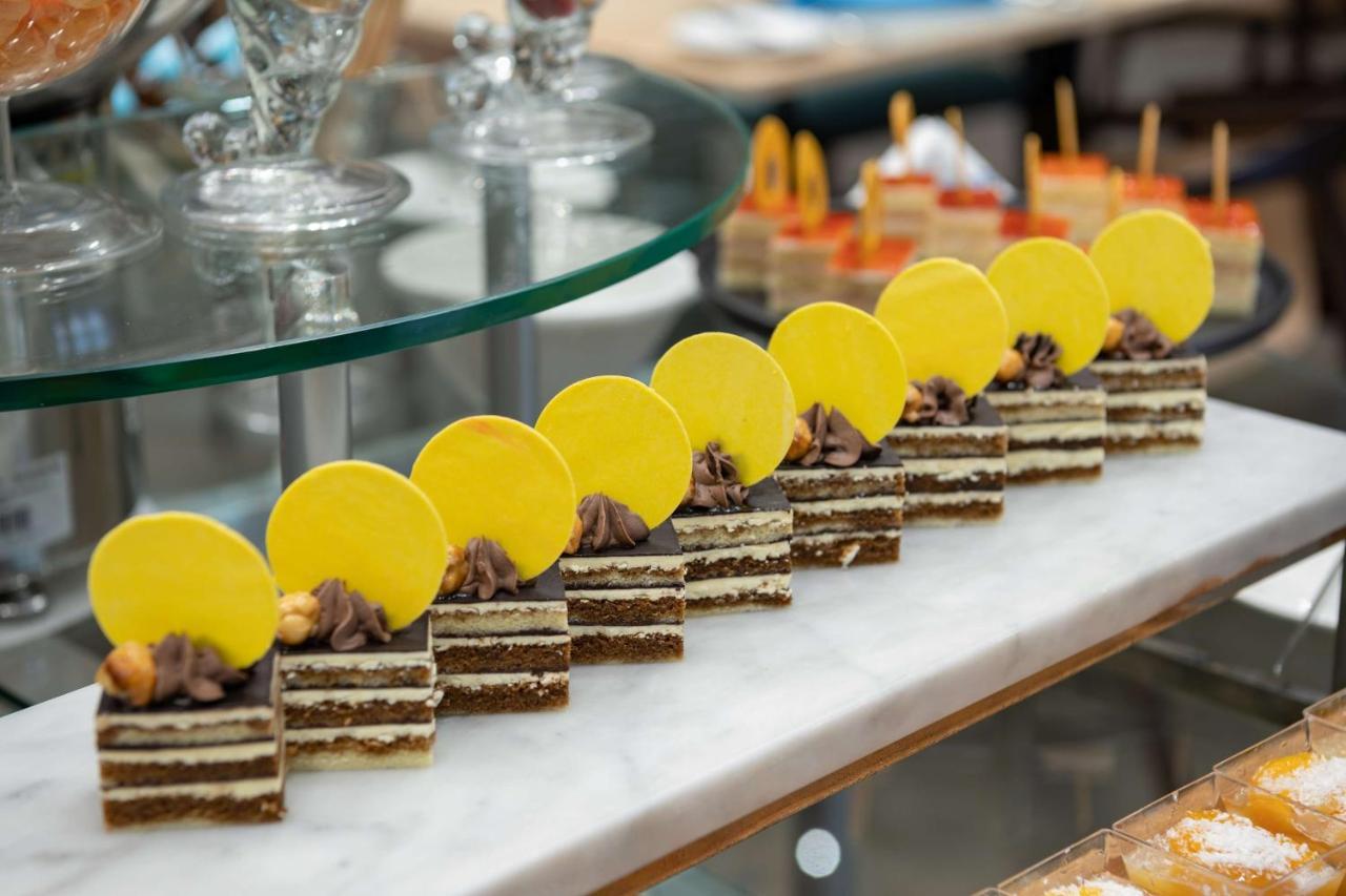Radisson Blu Hotel, Jeddah Corniche מראה חיצוני תמונה A row of dobos torte