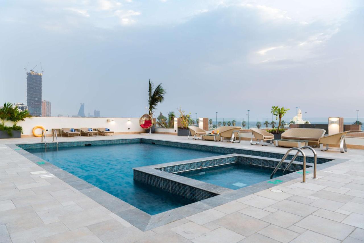 Radisson Blu Hotel, Jeddah Corniche מראה חיצוני תמונה Rooftop pool at the hotel