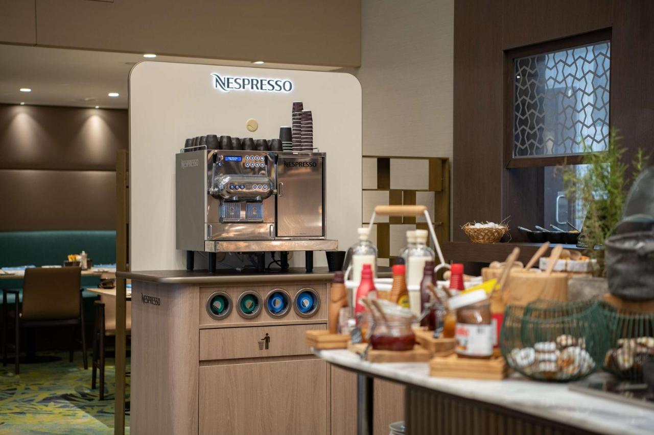 Radisson Blu Hotel, Jeddah Corniche מראה חיצוני תמונה A Nespresso machine