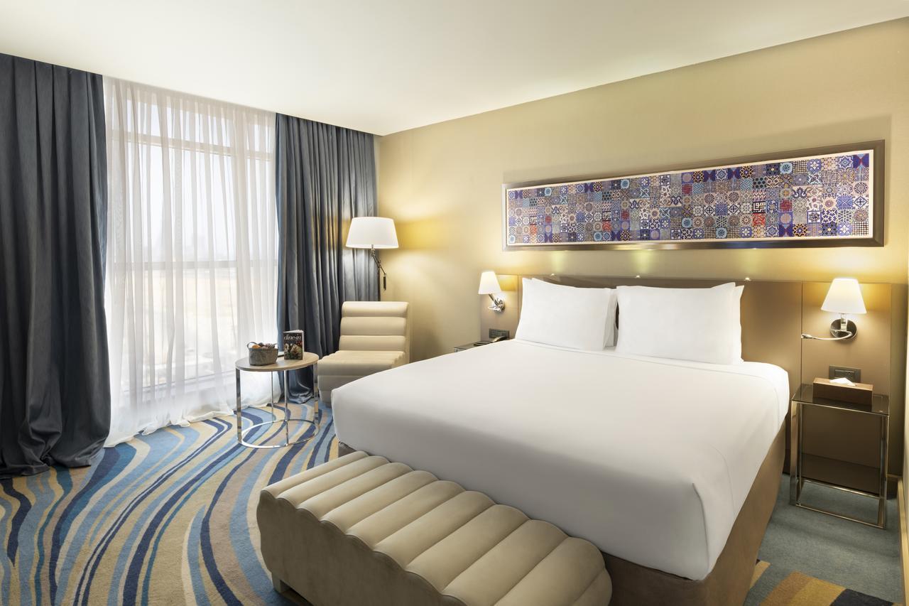 Radisson Blu Hotel, Jeddah Corniche מראה חיצוני תמונה A bedroom at the hotel