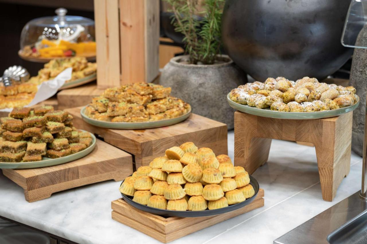 Radisson Blu Hotel, Jeddah Corniche מראה חיצוני תמונה A selection of traditional Greek sweets
